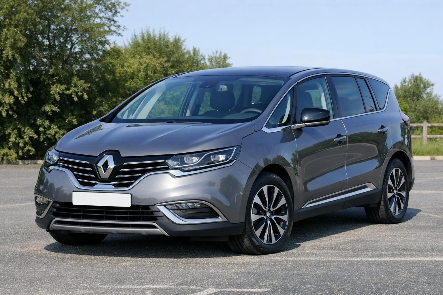 découvrez le duel inédit entre la toute nouvelle génération de la renault espace et son prédécesseur, comparant design, performances et innovations.