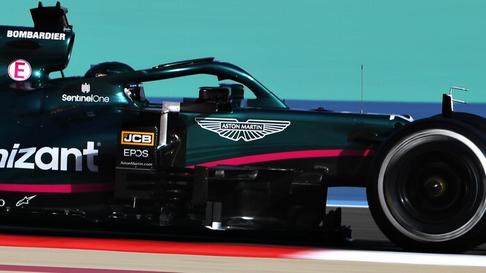 aston martin et red bull rencontrent des difficultés lors du grand prix de bahreïn, compromettant leurs performances et stratégies en course.