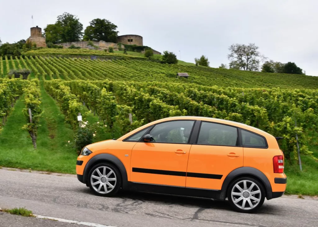découvrez l'audi a2, célébrant 25 ans d'innovation avec son design unique en aluminium, révolutionnant le concept du monospace compact.