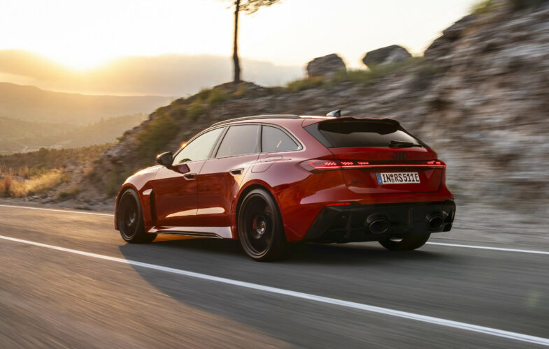 découvrez l'audi rs 5 hybride, une voiture sportive alliant puissance et performance avec ses 639 chevaux, pour une expérience de conduite unique et respectueuse de l'environnement.
