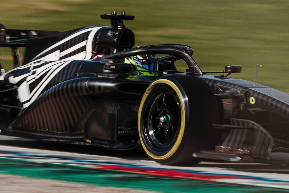 Cadillac célèbre l'histoire de la F1 en baptisant sa toute première voiture de Formule 1 - Carblog.fr découvrez comment cadillac célèbre le lancement de sa toute première voiture de formule 1, une étape majeure dans son histoire et l'univers des courses automobiles.