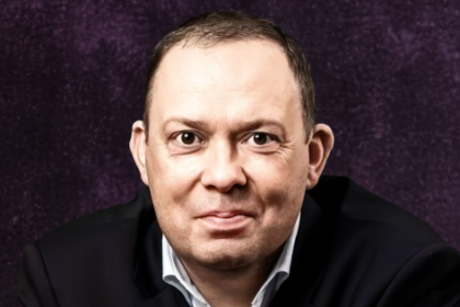 découvrez les confidences de sébastien loeb à dakar et l'indice qu'il dévoile sur son avenir dans le sport automobile.