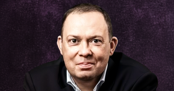 découvrez les confidences de sébastien loeb à dakar et l'indice qu'il dévoile sur son avenir dans le sport automobile.