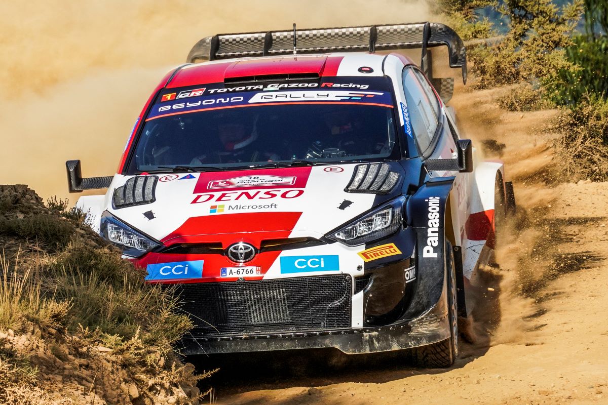 evans accélère sa cadence tandis que katsuta rencontre des difficultés lors du rallye de suède, reshufflant les positions dans cette épreuve passionnante.