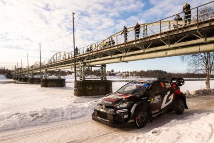 suivez les performances du rallye de suède avec evans qui accélère et katsuta qui rencontre des difficultés sur le parcours enneigé.