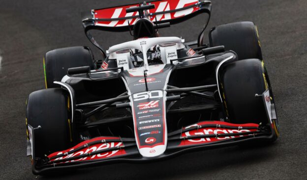 découvrez comment haas s'illustre lors du grand prix de bahreïn, tandis qu'audi prend la tête de la course dans une performance impressionnante.