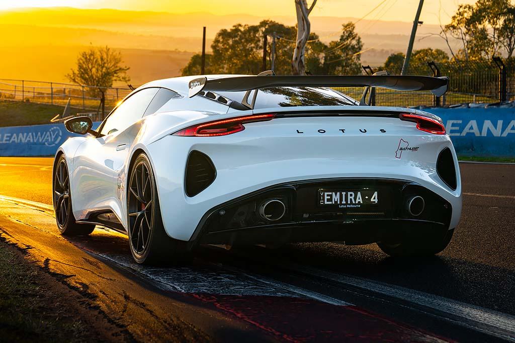 découvrez la lotus emira turbo bathurst de 510 ch, une voiture de sport alliant puissance et élégance pour une expérience de conduite exceptionnelle.