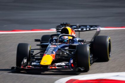 découvrez comment mclaren se positionne face à ses principaux adversaires, mercedes et ferrari, dans la course automobile.
