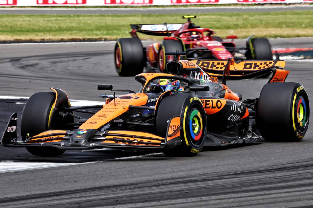 mclaren se rapproche de ferrari et mercedes en rythme, montrant des performances prometteuses et une progression notable dans la compétition.