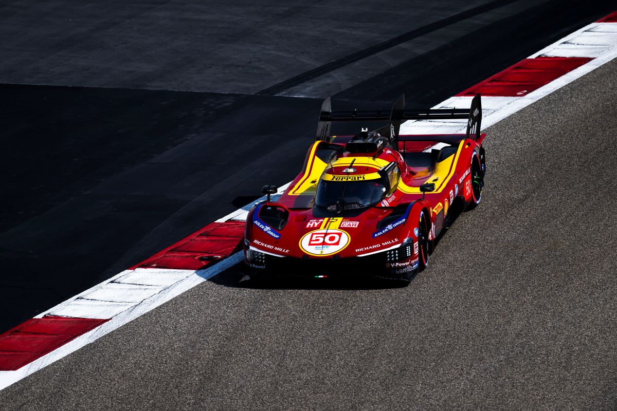 mclaren triomphe lors du grand prix de bahreïn tandis que ferrari rencontre des difficultés et freine ses ambitions.