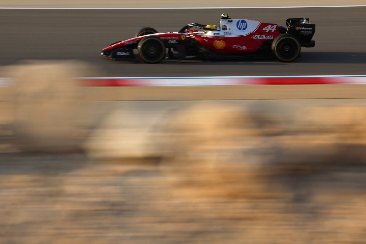 retour sur la course à bahreïn où mclaren s'impose brillamment tandis que ferrari rencontre des difficultés, freinant ses ambitions.