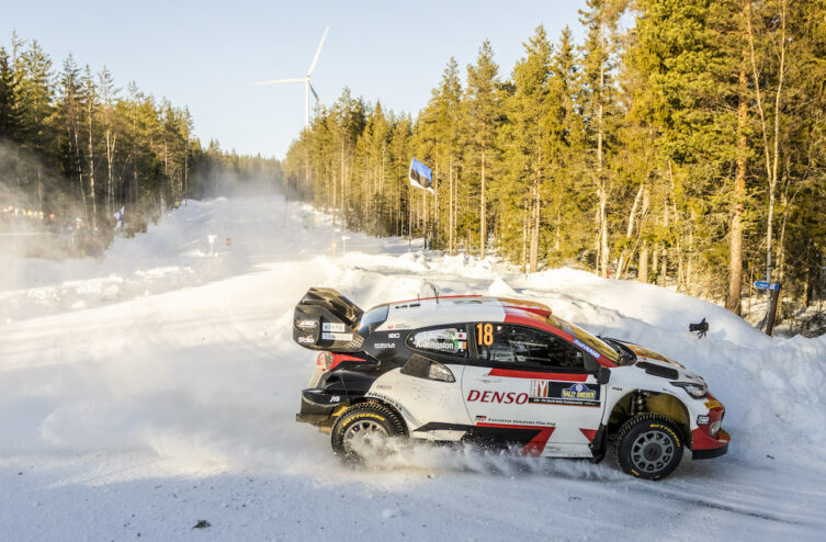 suivez le rallye de suède où katsuta impressionne en dominant la course, tandis que solberg rencontre des difficultés majeures.