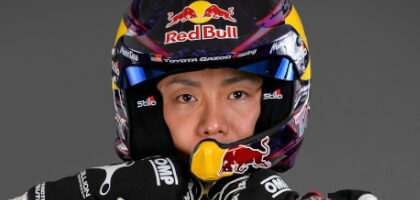 suivez le rallye de suède où katsuta prend une avance dominante tandis que solberg rencontre des difficultés majeures sur les pistes enneigées.