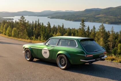 découvrez le restomod exceptionnel de la volvo p1800 norrsken, une création unique signée niels van roji alliant design vintage et performance moderne.