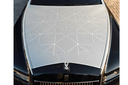 découvrez l'élégance intemporelle de rolls-royce avec la phantom arabesque, un chef-d'œuvre alliant luxe, design raffiné et tradition orientale.