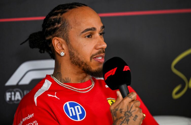 découvrez pourquoi russell considère ses départs à bahreïn comme ses pires moments, entre difficultés et émotions intenses sur le circuit.