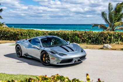 découvrez le triomphe exceptionnel de la vente rm sotheby's à palm beach, où des voitures de collection rares ont atteint des records de prix.