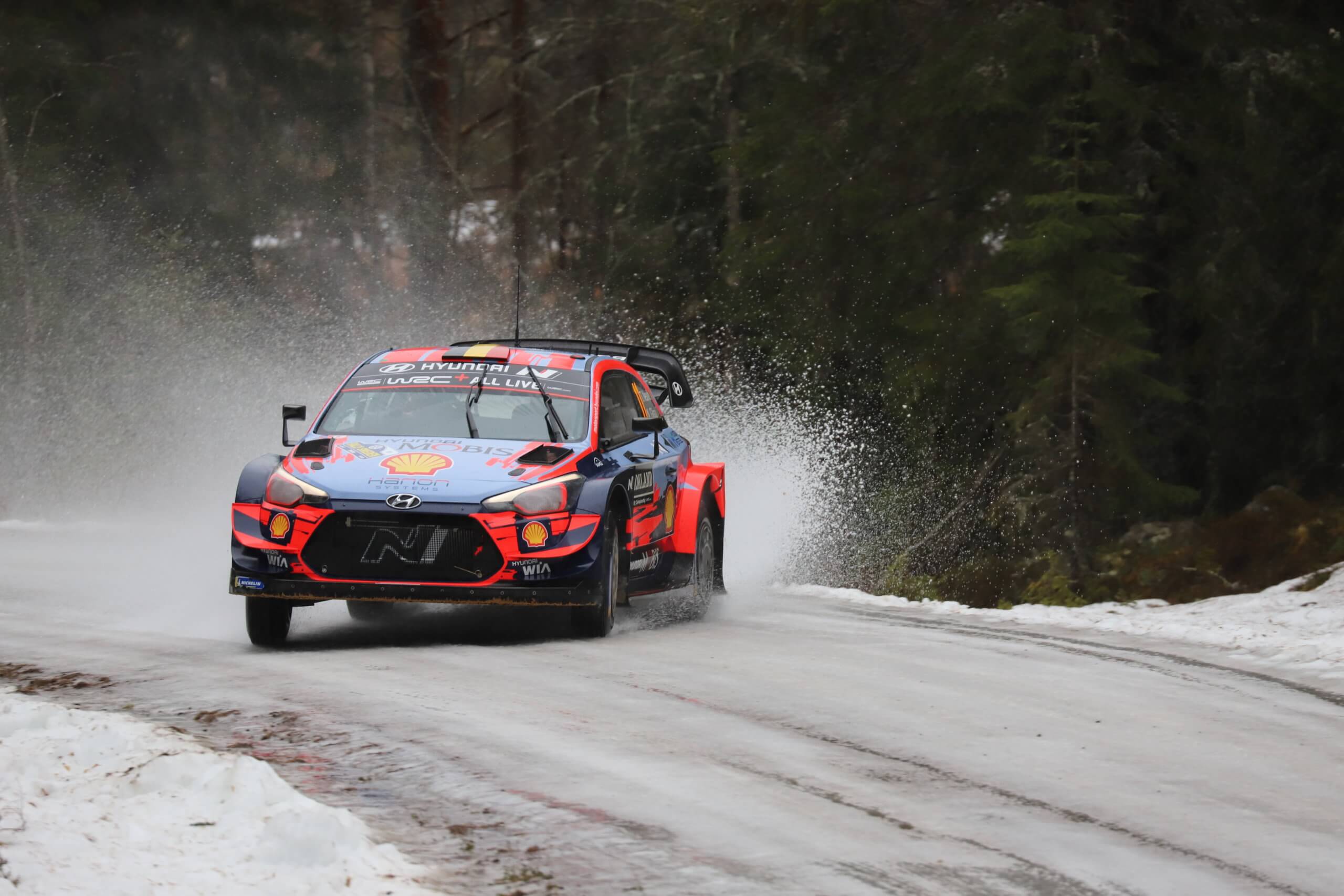 découvrez les concurrents du rallye de suède dans le championnat wrc et les absences majeures qui pourraient influencer la compétition.