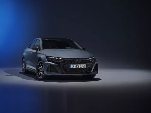 découvrez l'audi rs3 competition, un modèle emblématique célébrant 50 ans d'excellence avec son moteur 5 cylindres puissant et performant.