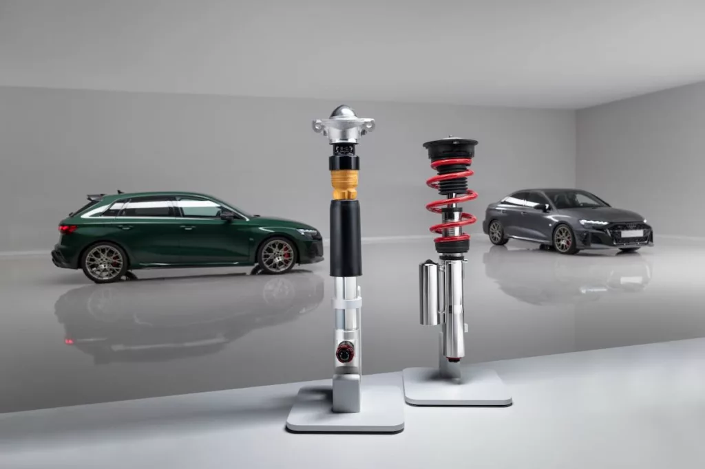 découvrez l'audi rs3 competition, symbole de 50 ans d'excellence avec son moteur 5 cylindres performant et son design sportif unique.