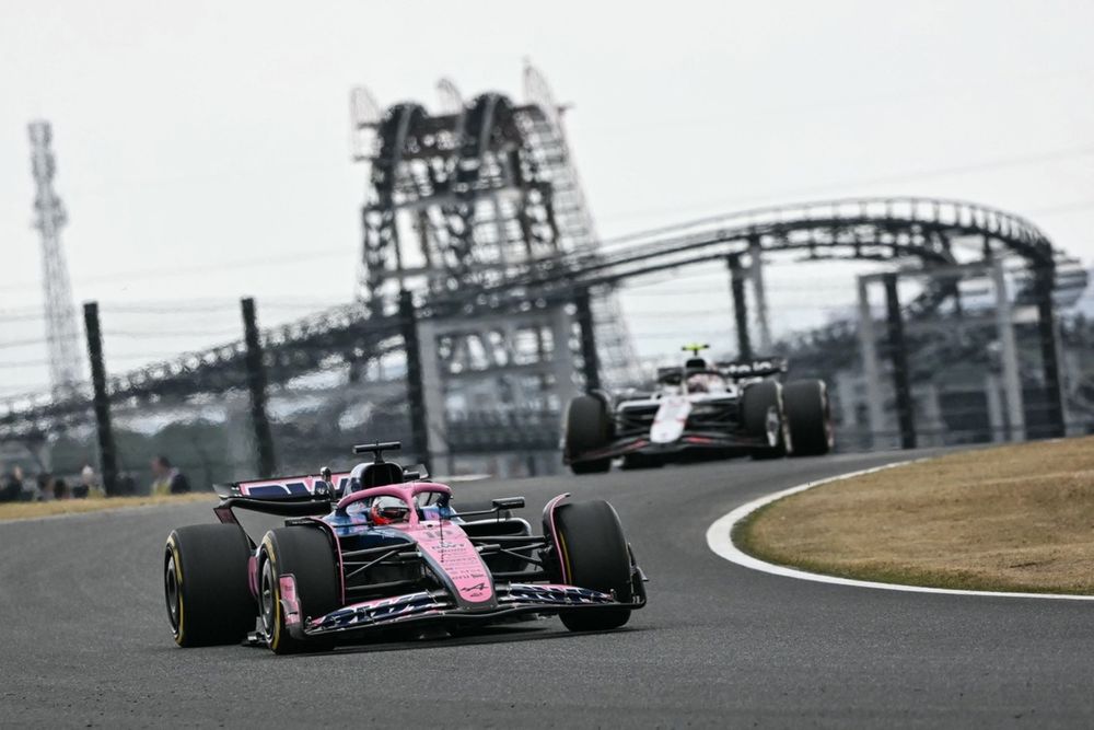flavio briatore promet une plus grande autonomie à alpine f1 à condition que mercedes investisse, ouvrant la voie à une collaboration stratégique dans le championnat de formule 1.