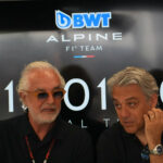 flavio briatore promet une autonomie accrue pour alpine f1 à condition que mercedes investisse dans l'équipe, ouvrant la voie à une collaboration stratégique.