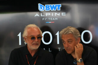 flavio briatore promet une autonomie accrue pour alpine f1 à condition que mercedes investisse dans l'équipe, ouvrant la voie à une collaboration stratégique.