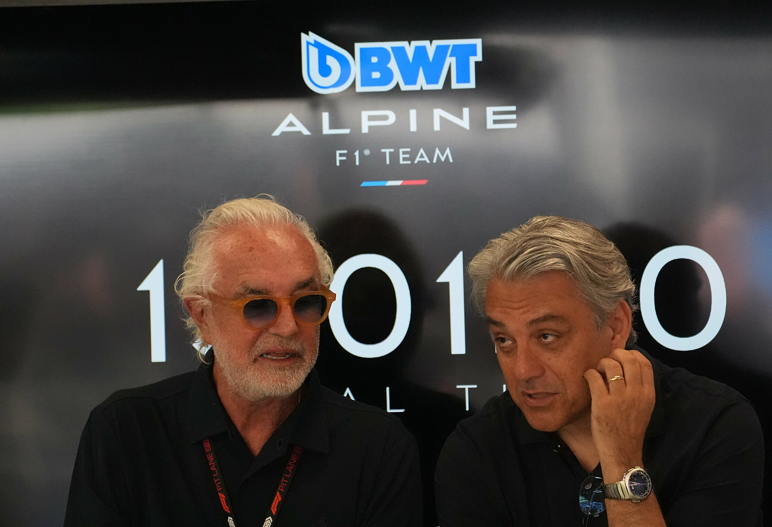 flavio briatore promet une autonomie accrue pour alpine f1 à condition que mercedes investisse dans l'équipe, ouvrant la voie à une collaboration stratégique.