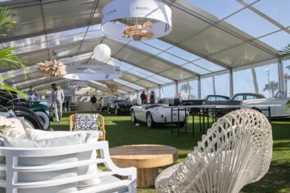 découvrez la vente historique de broad arrow auctions à amelia island, un événement incontournable pour les passionnés de voitures de collection et d'objets rares.