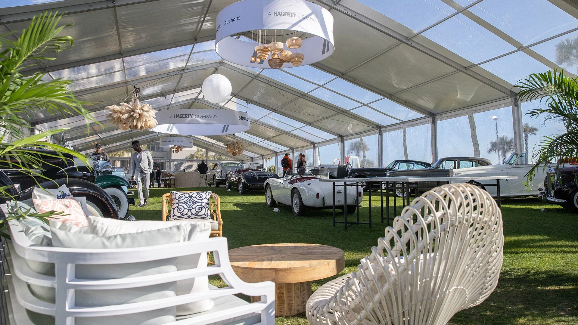 découvrez la vente historique de broad arrow auctions à amelia island, un événement incontournable pour les passionnés de voitures de collection et d'objets rares.