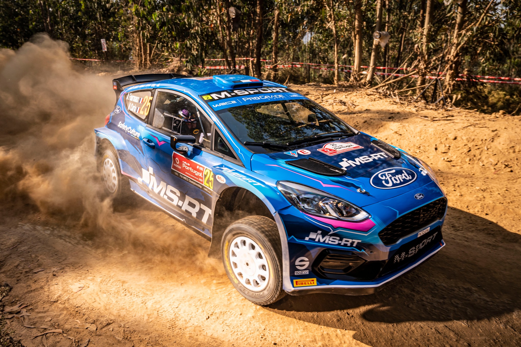 fourmaux soulagé après avoir atteint le podium au rallye du kenya, une performance marquante qui témoigne de sa détermination et de son talent.