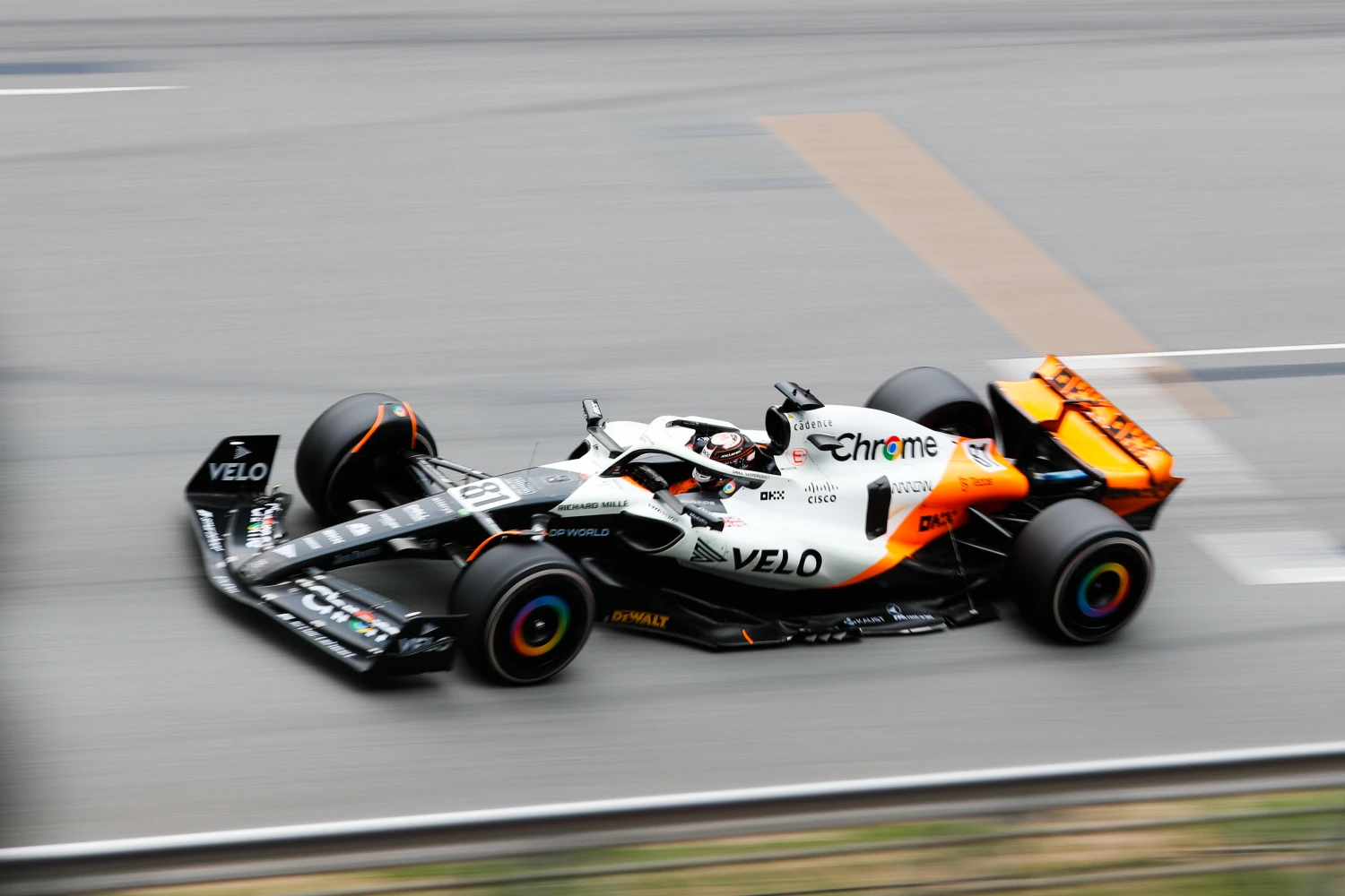 découvrez les performances réelles des voitures mercedes et mclaren, une analyse approfondie des vitesses, technologies et innovations qui font leur renommée.