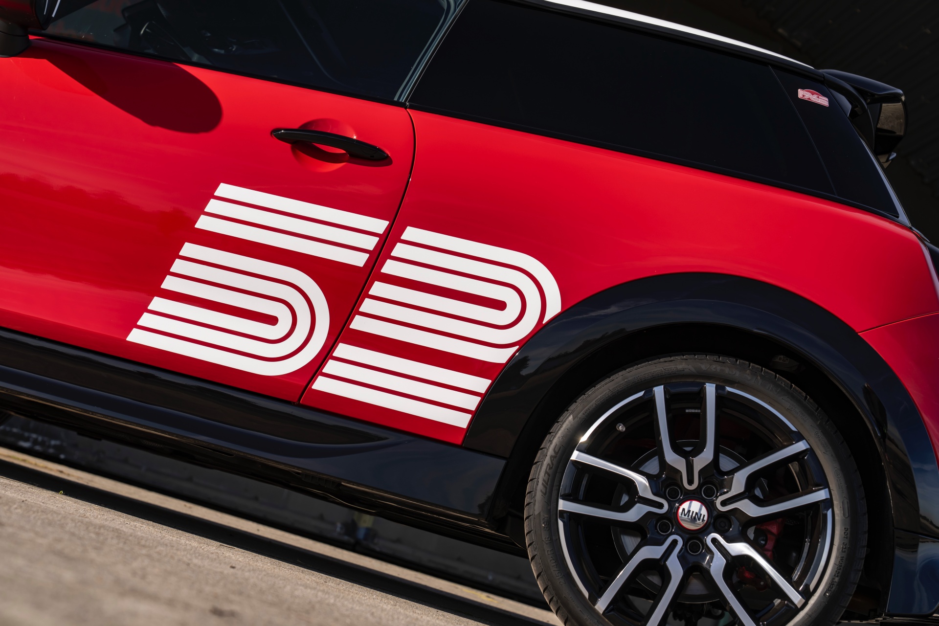 MINI 1965 Victory Edition : une édition spéciale emblématique revient sur le devant de la scène - Carblog.fr découvrez la mini 1965 victory edition, une édition spéciale emblématique qui célèbre le retour d'un modèle légendaire alliant design rétro et performance moderne.