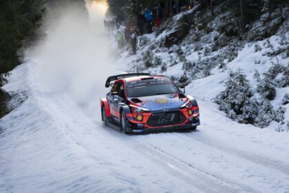 découvrez comment neuville fait face à une lourde sanction lors du rallye de suède, impactant sa performance et le classement.