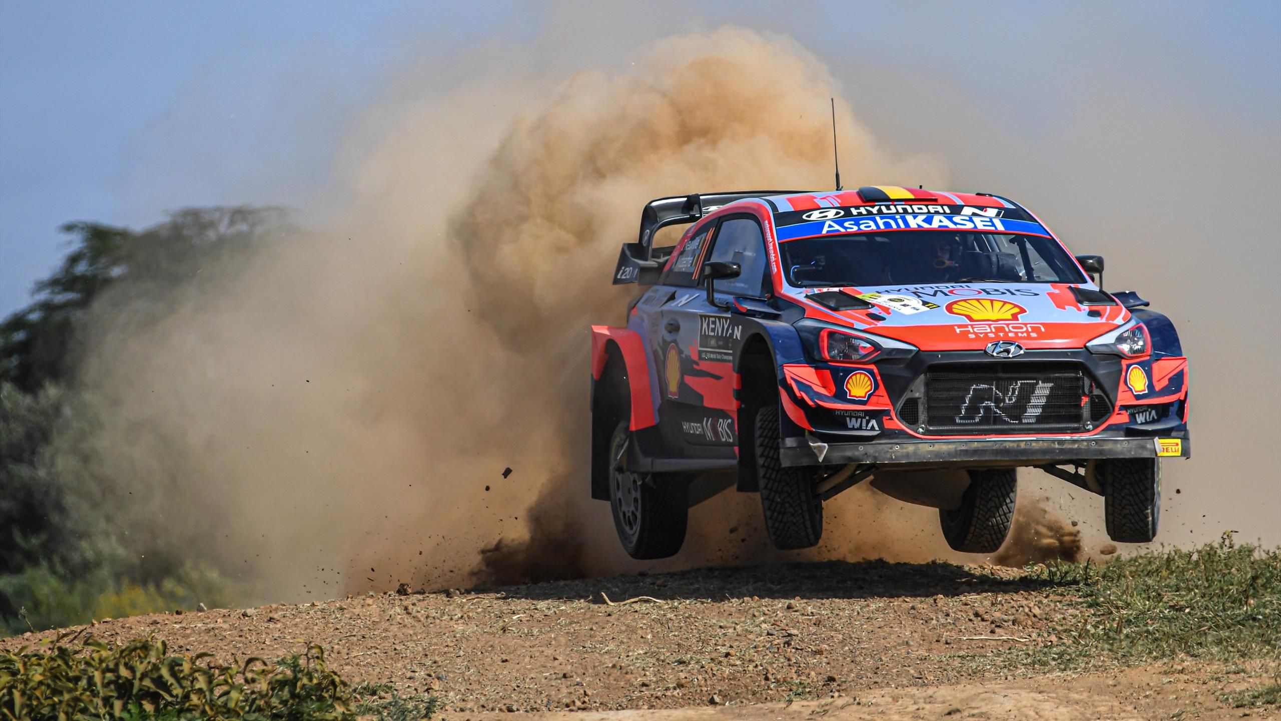 ogier conserve ses chances et garde espoir lors du rallye du kenya, déterminé à se battre pour la victoire malgré les défis.