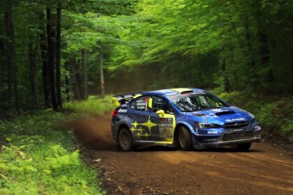 oliver solberg fait face aux défis extrêmes du rallye de suède, découvrant la dureté et les conditions exigeantes de cette compétition légendaire.