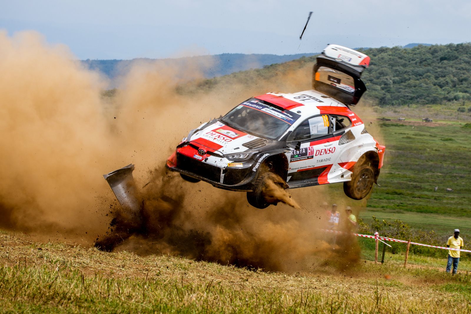 dans le rallye du kenya, katsuta saisit l'opportunité au cœur du chaos pour prendre l'avantage et se démarquer.