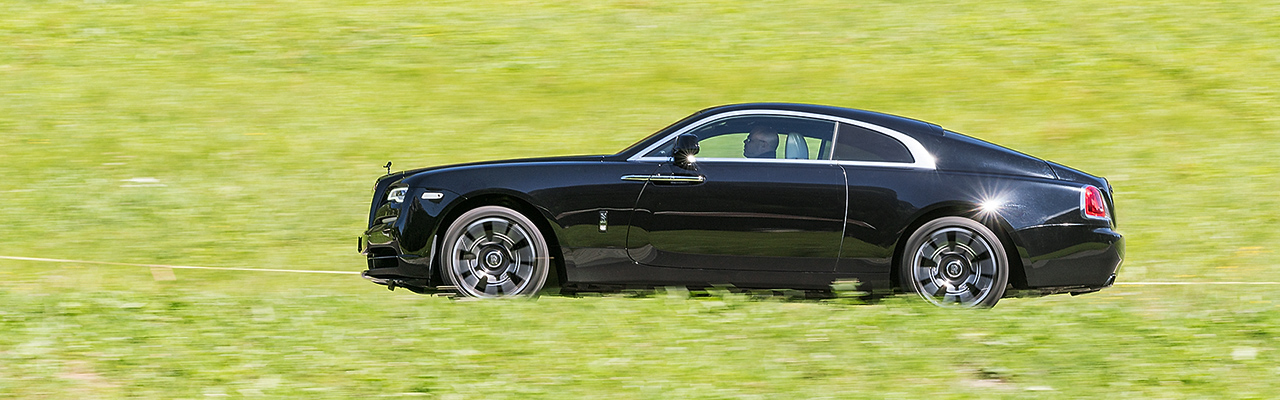découvrez 10 ans d'excellence avec rolls-royce black badge, une édition spéciale qui incarne performance, luxe et design audacieux.
