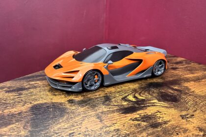 découvrez la sensation unique de la mclaren w1 au format 1:8, un modèle réduit alliant précision et détails exceptionnels pour les passionnés de voitures de sport.