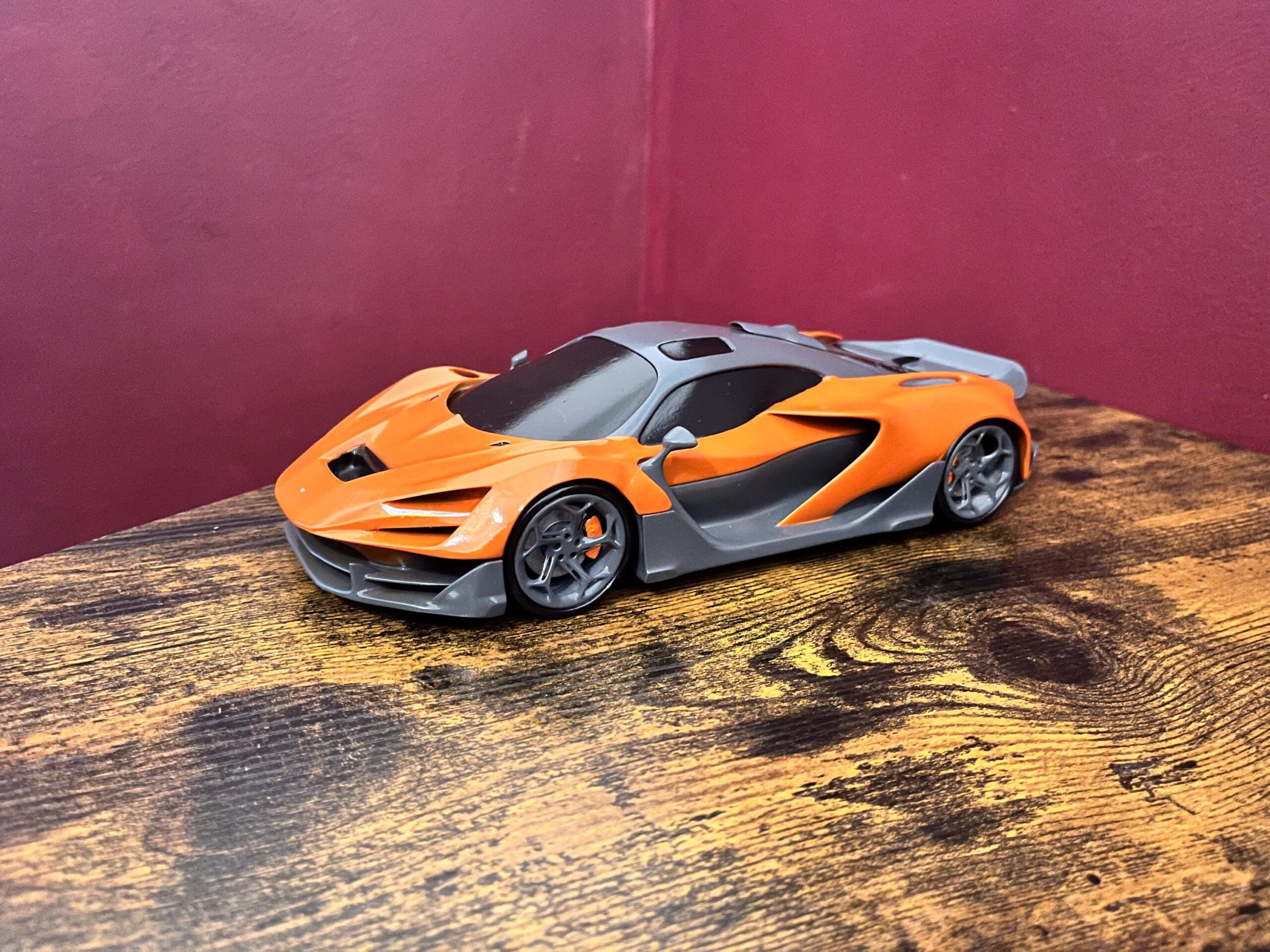 découvrez la sensation unique de la mclaren w1 au format 1:8, un modèle réduit alliant précision et détails exceptionnels pour les passionnés de voitures de sport.