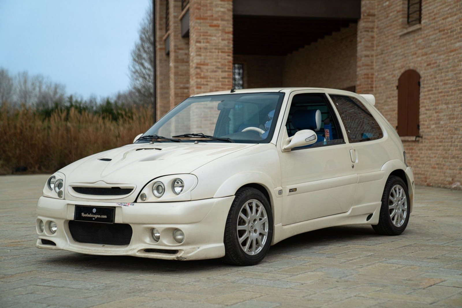 découvrez la citroën saxo vts, une icône sportive célébrant 30 ans de passion, de performances et de plaisir de conduite.